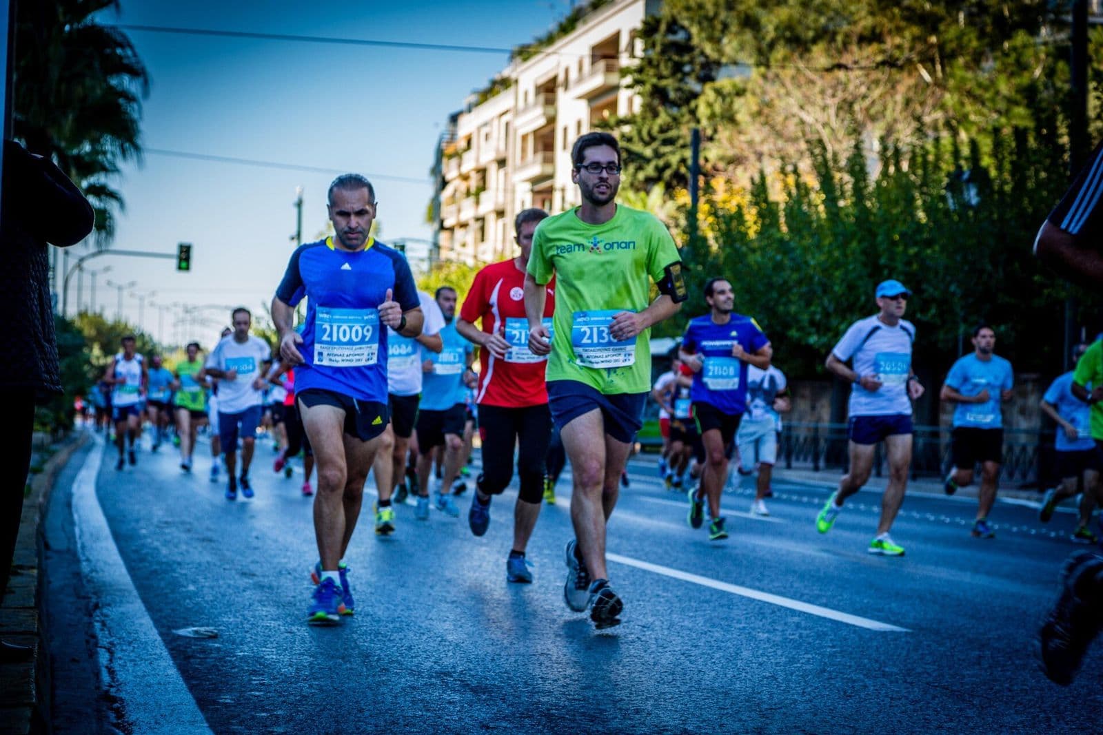 Coureurs sur une avenue d'Athènes pendant le marathon. Photo : Thodoris Karakozidis / Wikimedia Commons, CC BY 3.0