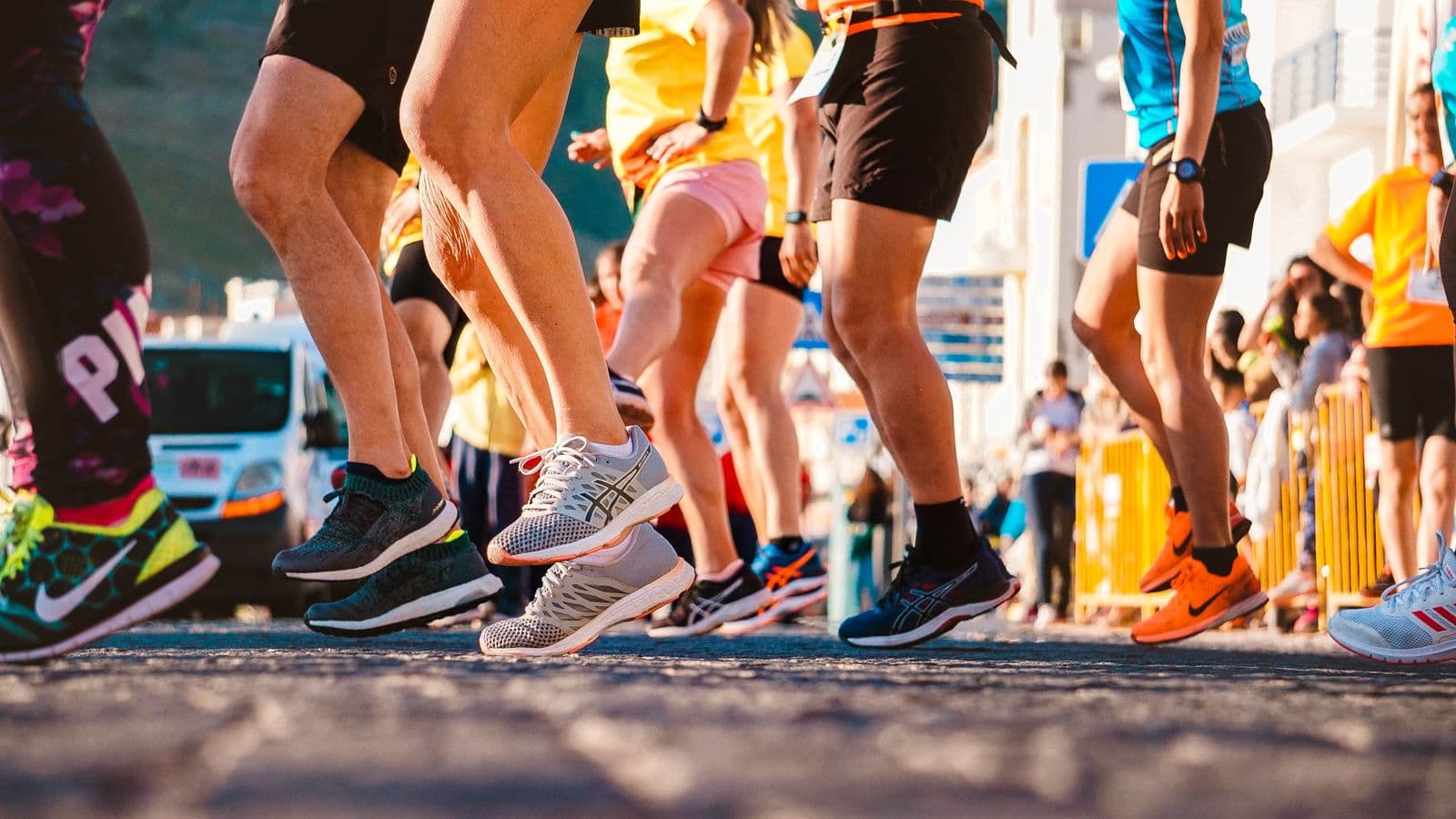 Coureurs sur route urbaine pendant une course à pied