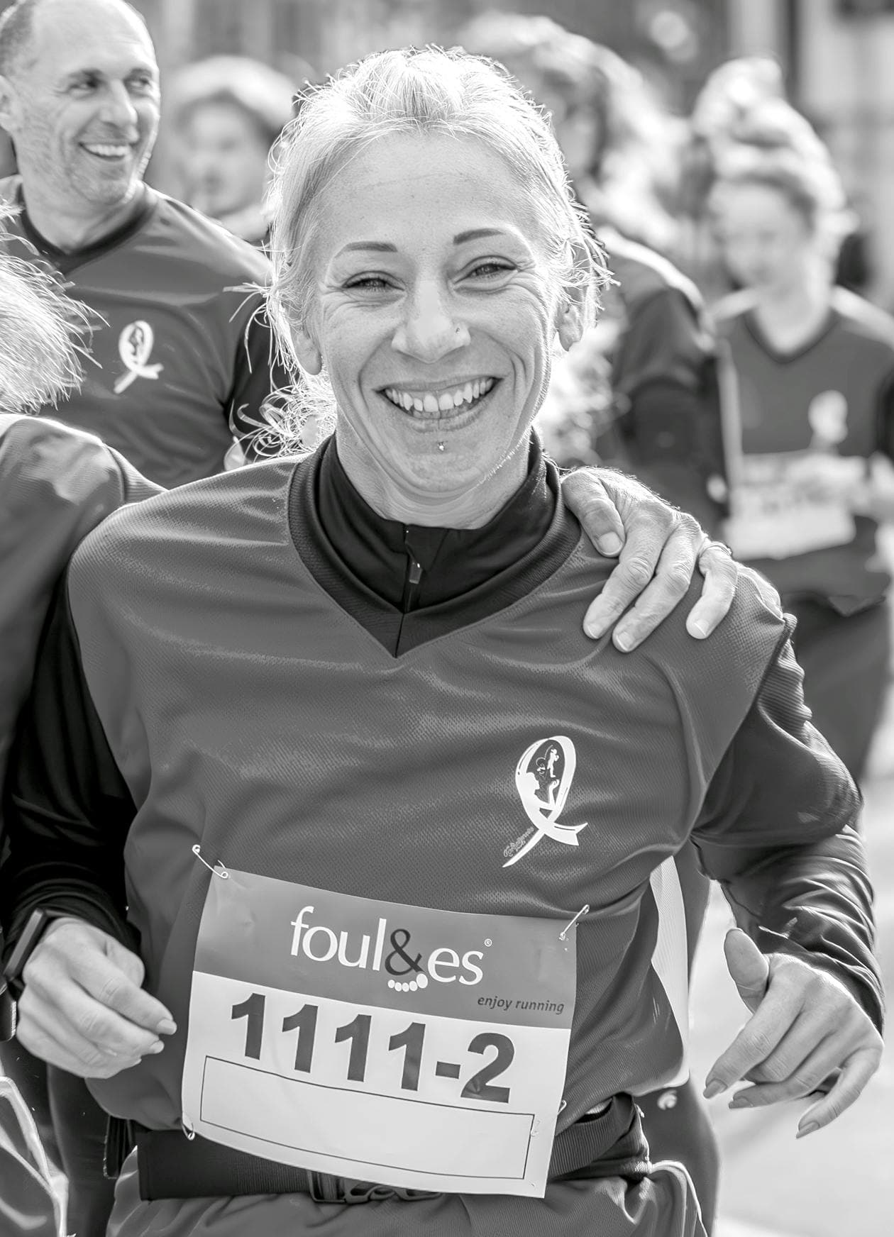 Corredora sonriente durante una carrera