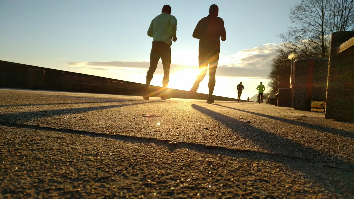 Coureurs de marathon en peloton sur route urbaine