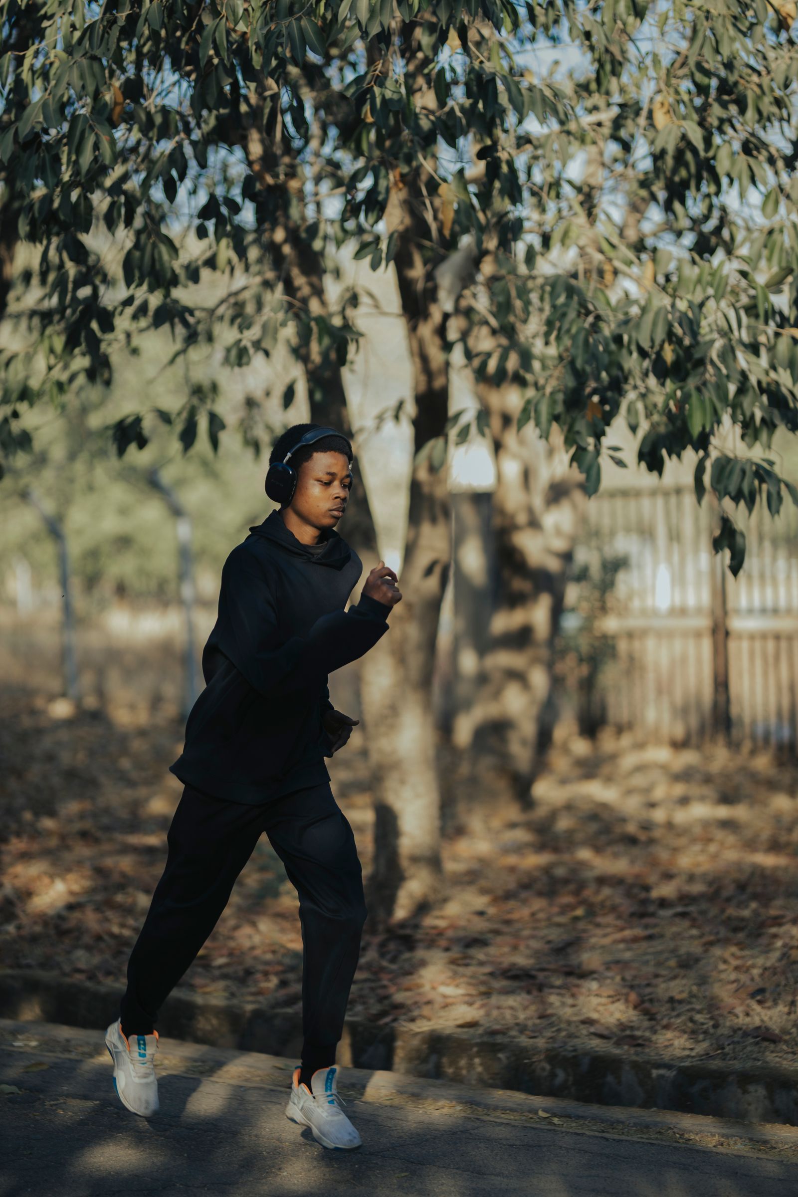 Coureur avec casque audio pendant un footing — encouragements vocaux dans les oreilles