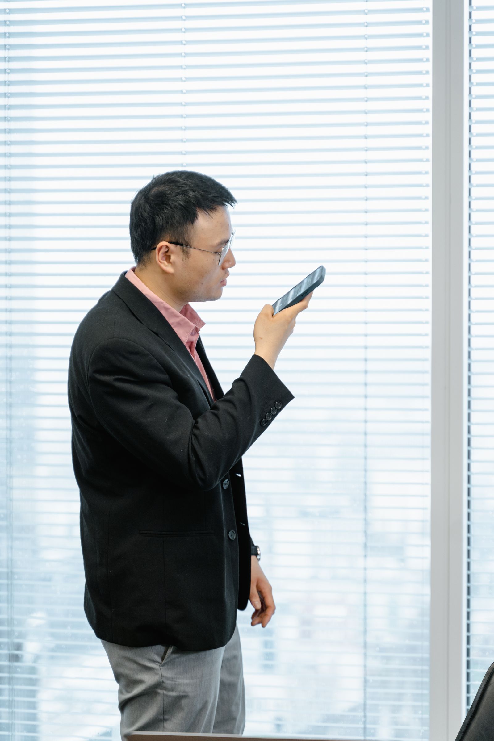 Personne enregistrant un message vocal sur un smartphone