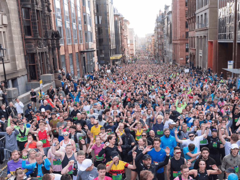 Des milliers de coureurs rassemblés au départ de l'AJ Bell Great Scottish Run dans les rues de Glasgow.