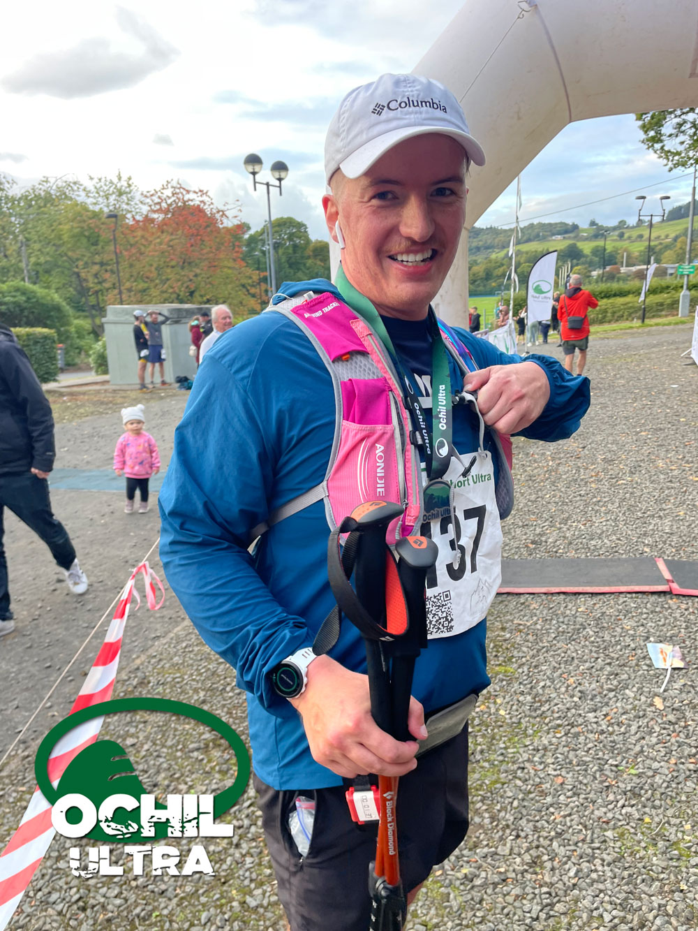 Coureur souriant montrant sa médaille à l'arrivée de l'Ochil Ultra.
