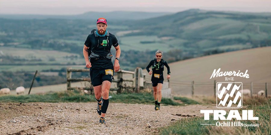 Coureurs sur un chemin de terre dans les collines verdoyantes des Ochil Hills lors du Maverick Trail Run.