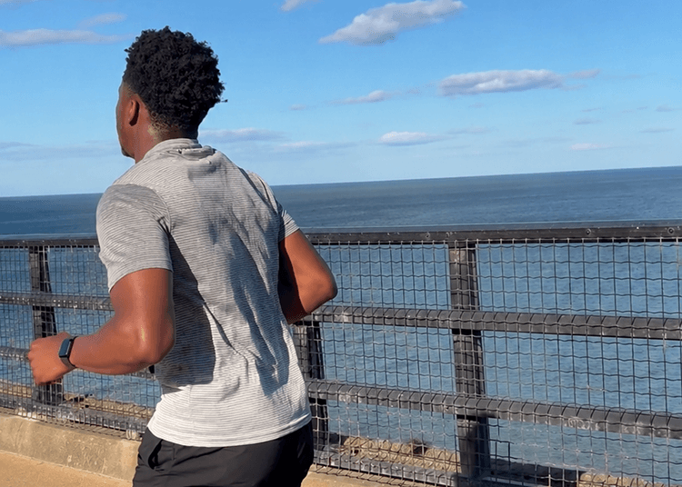 Un coureur longe la côte avec vue sur la mer du Nord lors du Great North Run.