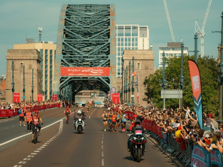 Les coureurs traversent le pont emblématique Tyne Bridge à Newcastle lors de l'AJ Bell Great North Run.