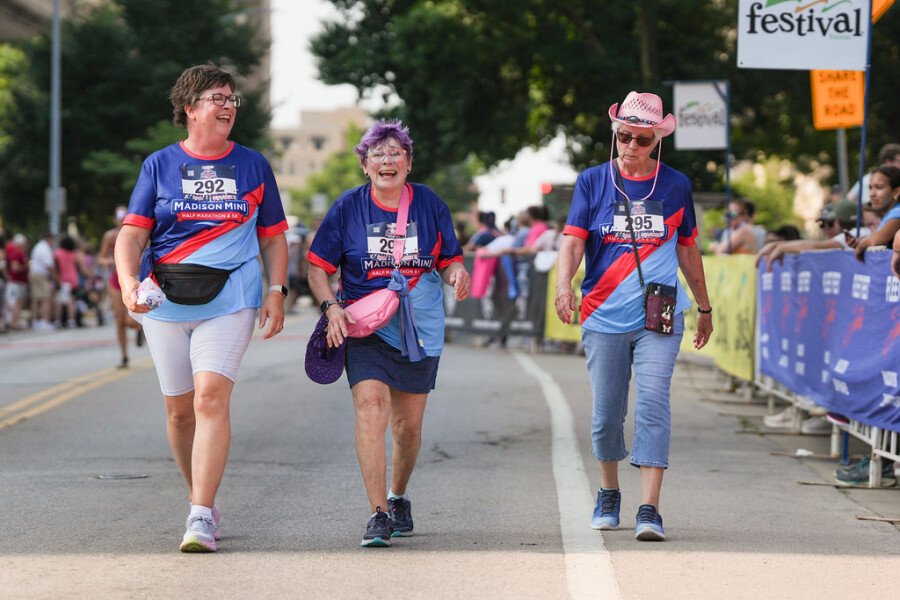 Groupe de participantes déguisées progressant joyeusement sur le parcours du Madison Mini Marathon.