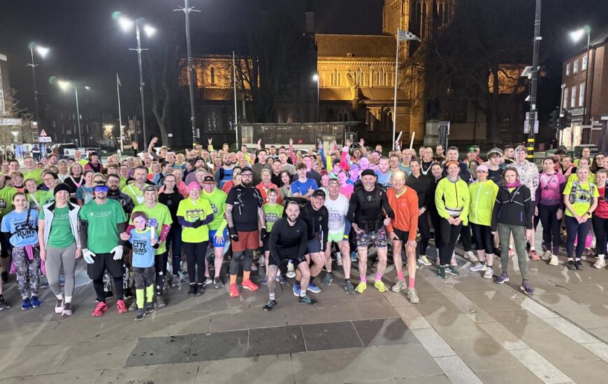 Rassemblement de coureurs au départ de nuit devant la cathédrale de Worcester lors du Worcester City Runs.