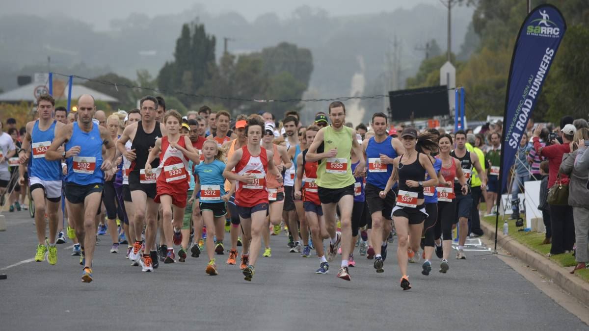 Coureurs dans les rues de Tanunda lors du Barossa Marathon Festival sous une atmosphère brumeuse.