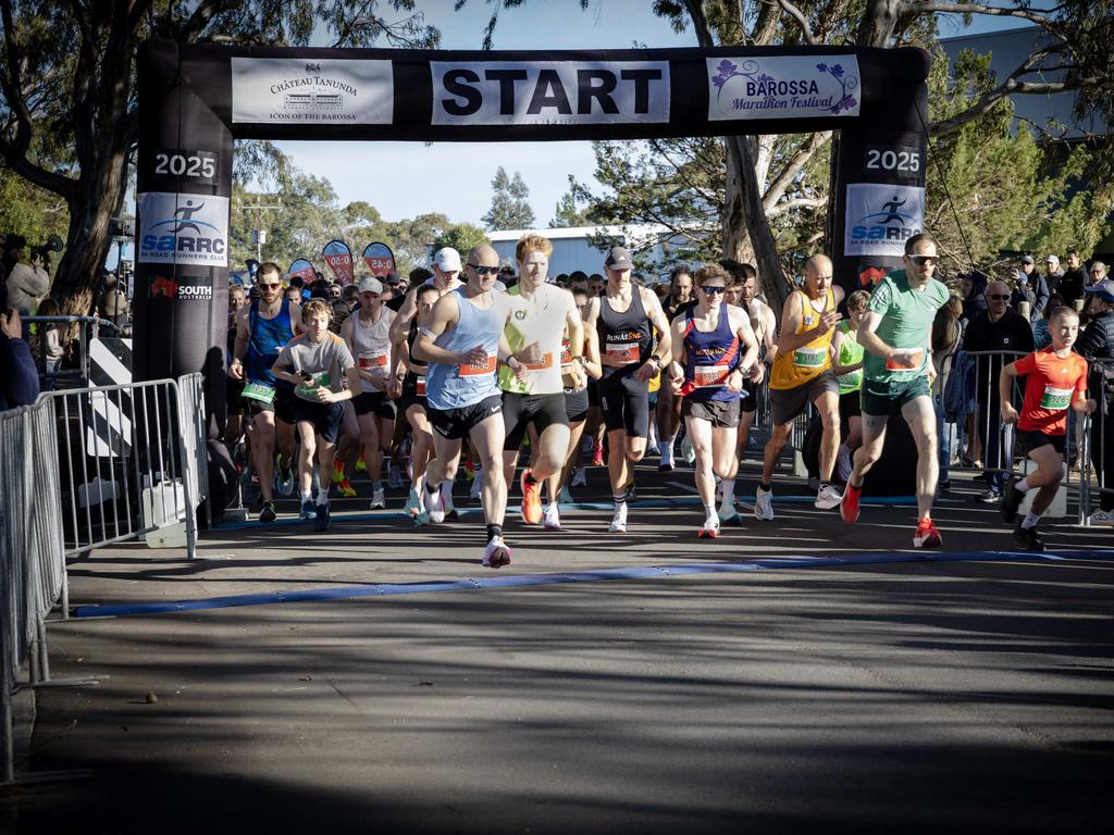 Départ du Barossa Marathon Festival avec les coureurs franchissant la ligne de départ sous l'arche officielle.