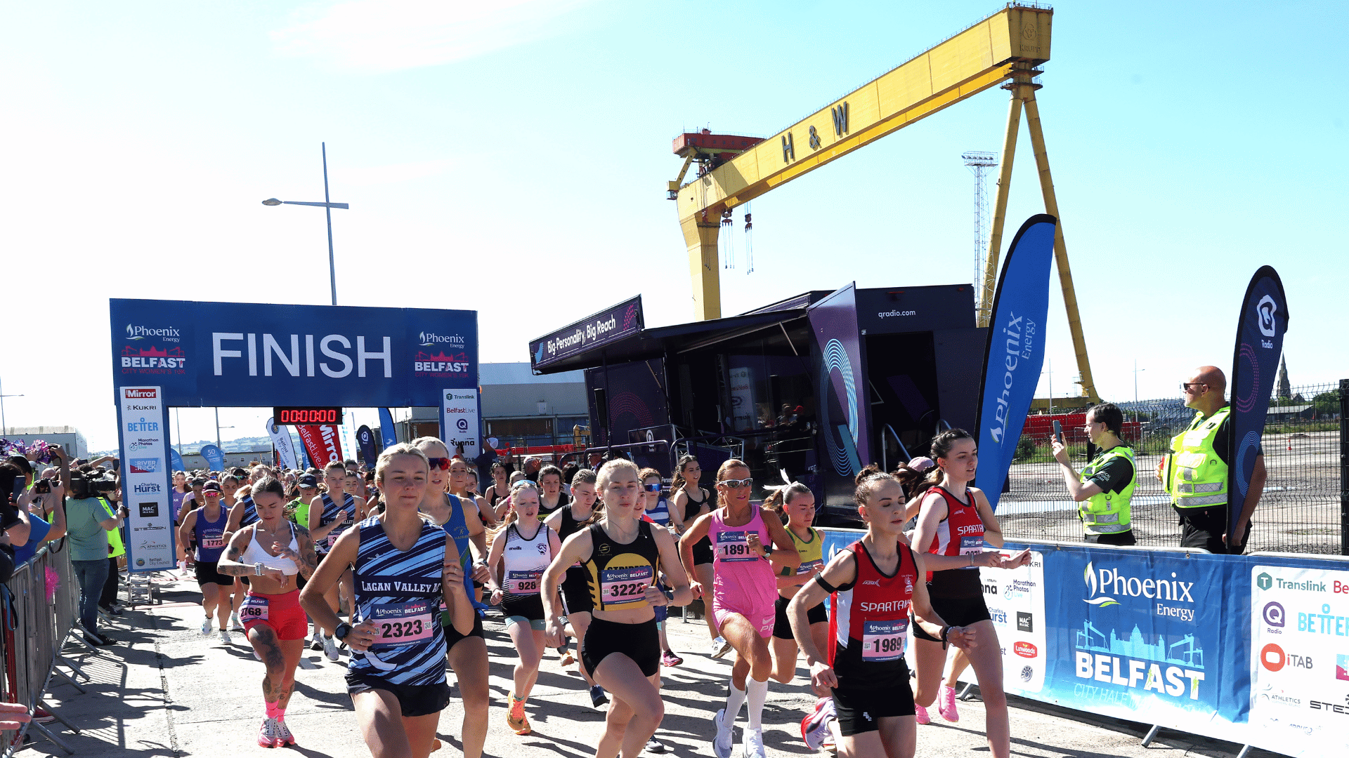 Départ de la course féminine du Belfast City Half Marathon devant les célèbres grues jaunes de Belfast.