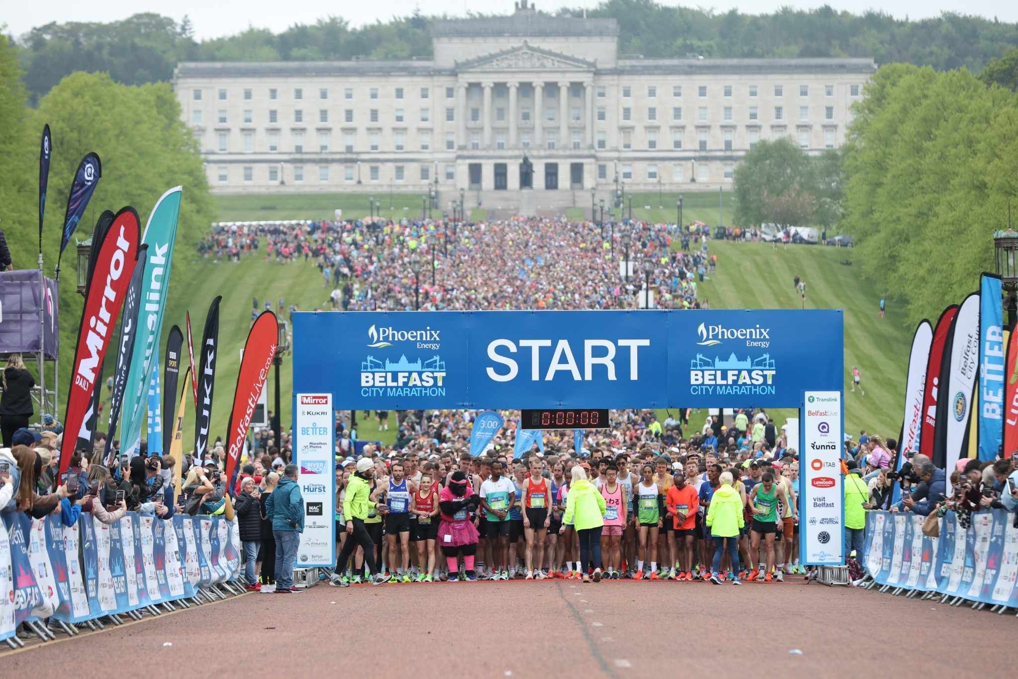 Ligne de départ du Phoenix Energy Belfast City Half Marathon avec des centaines de coureurs devant le Parlement de Stormont.