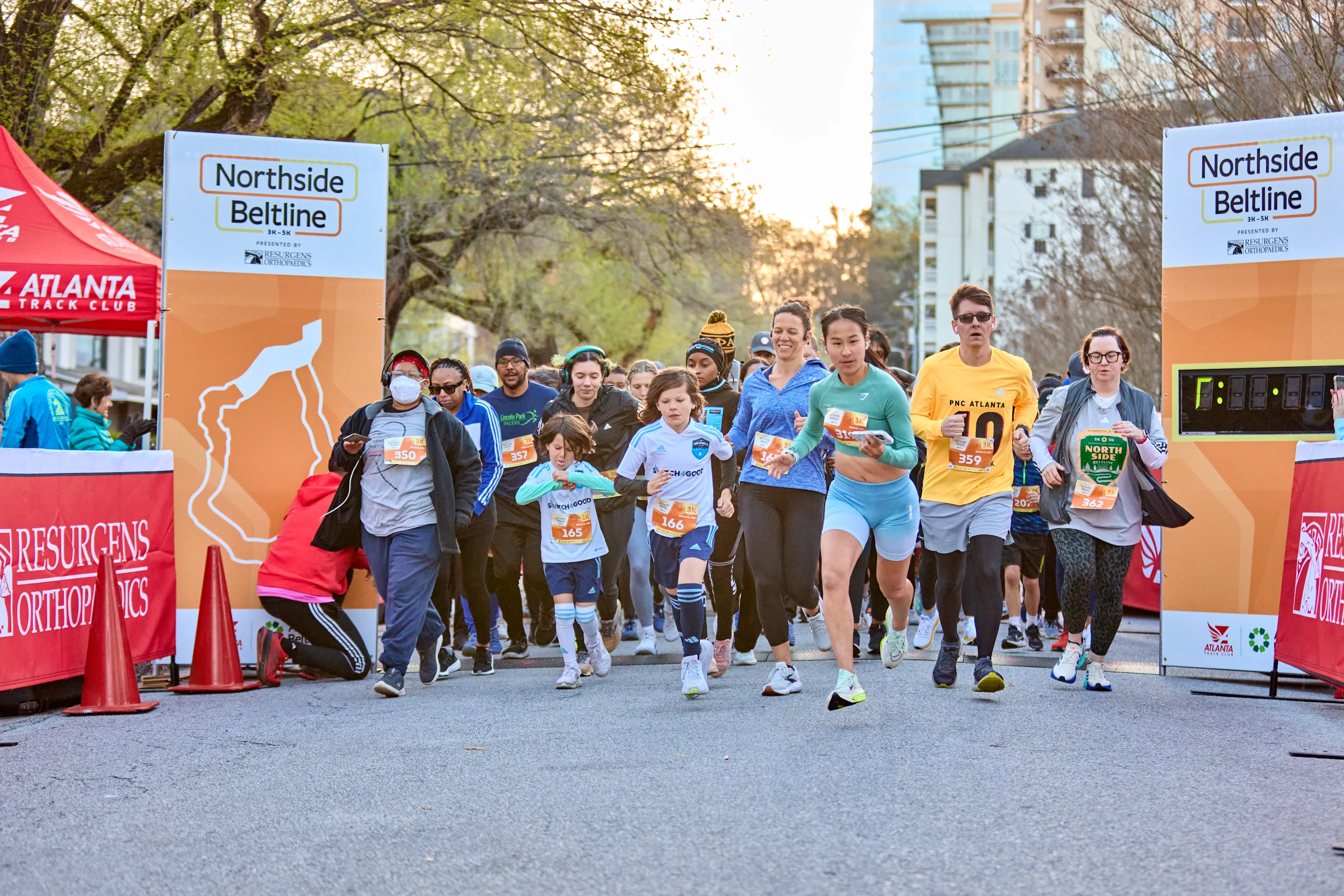 Le départ de la course Northside Beltline avec les coureurs s'élançant sur le parcours d'Atlanta Track Club.