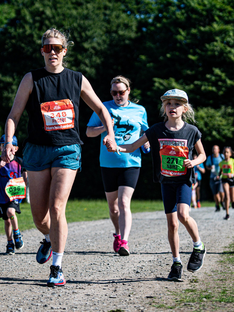 Coureuses adulte et enfant progressant ensemble sur le parcours de la Tidal Trails.