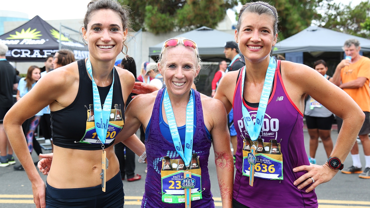 Trois coureuses souriantes posant avec leurs médailles après avoir terminé le Craft Classic.