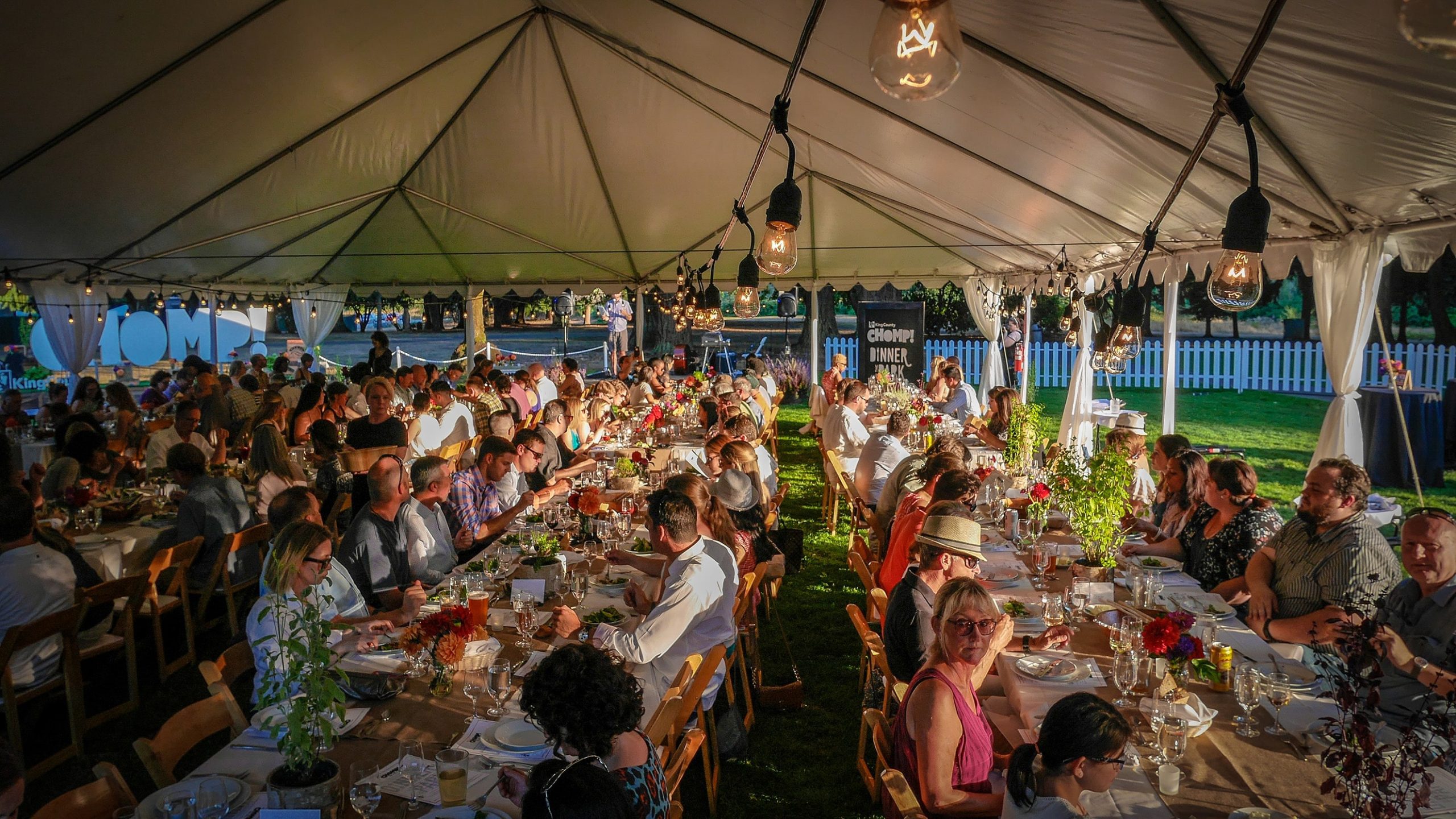 Dîner festif sous chapiteau réunissant les participants après la course.