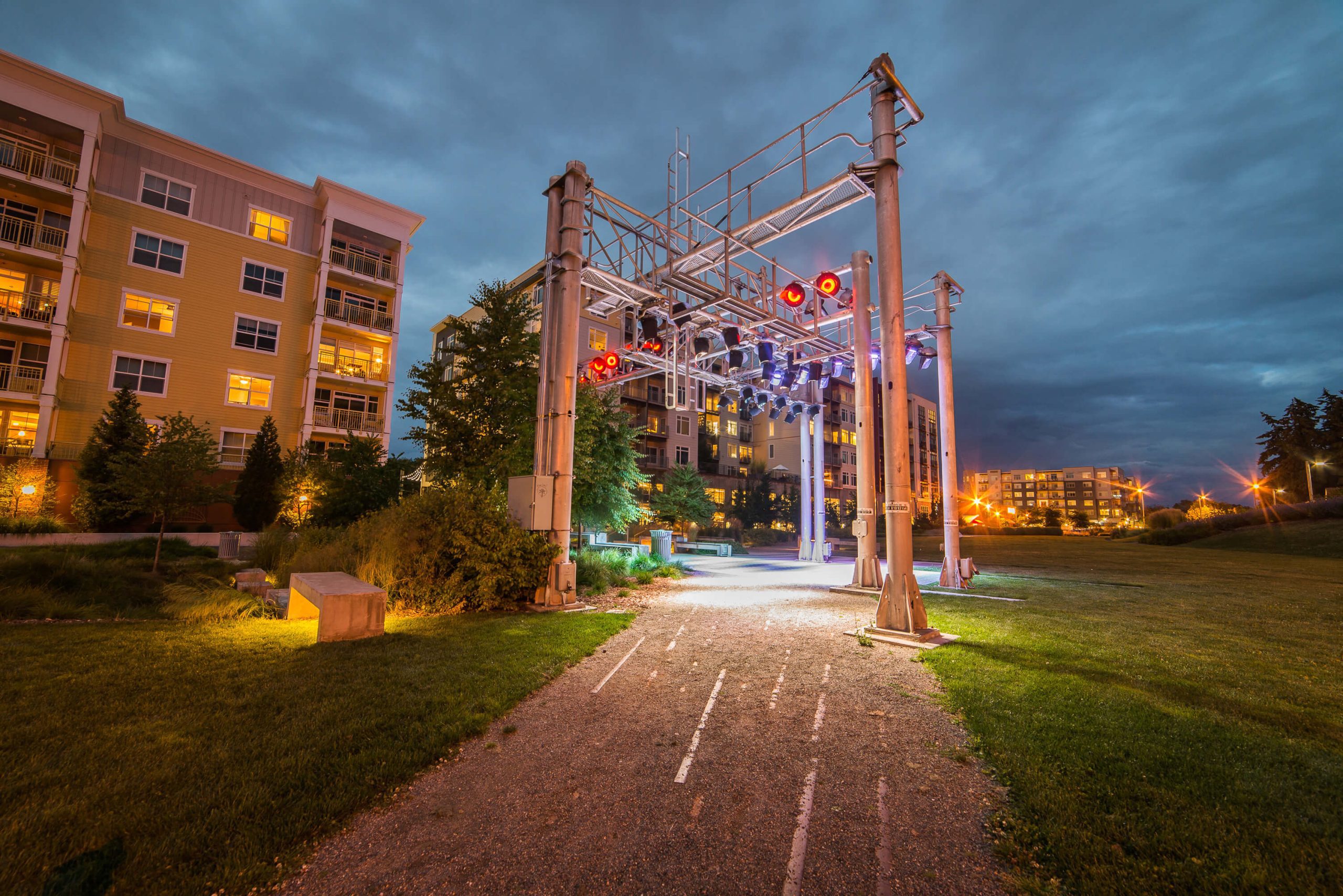 Vue nocturne d'un parcours urbain avec sculpture lumineuse à Redmond.