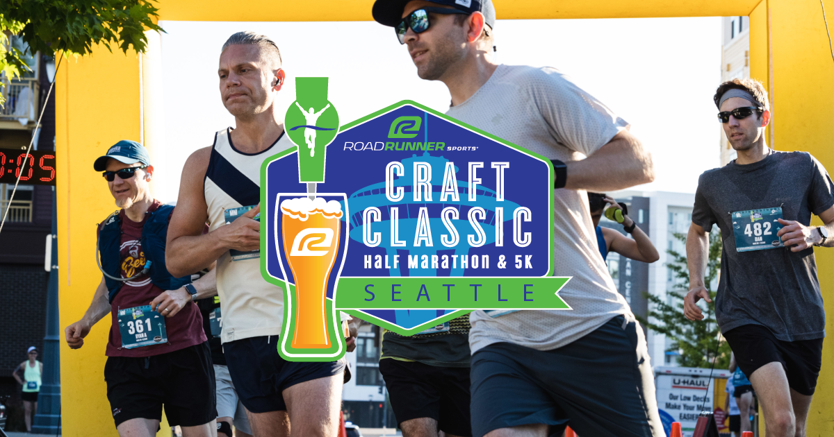Coureurs en action lors du Craft Classic Seattle Redmond avec le logo de la course visible sur le parcours.