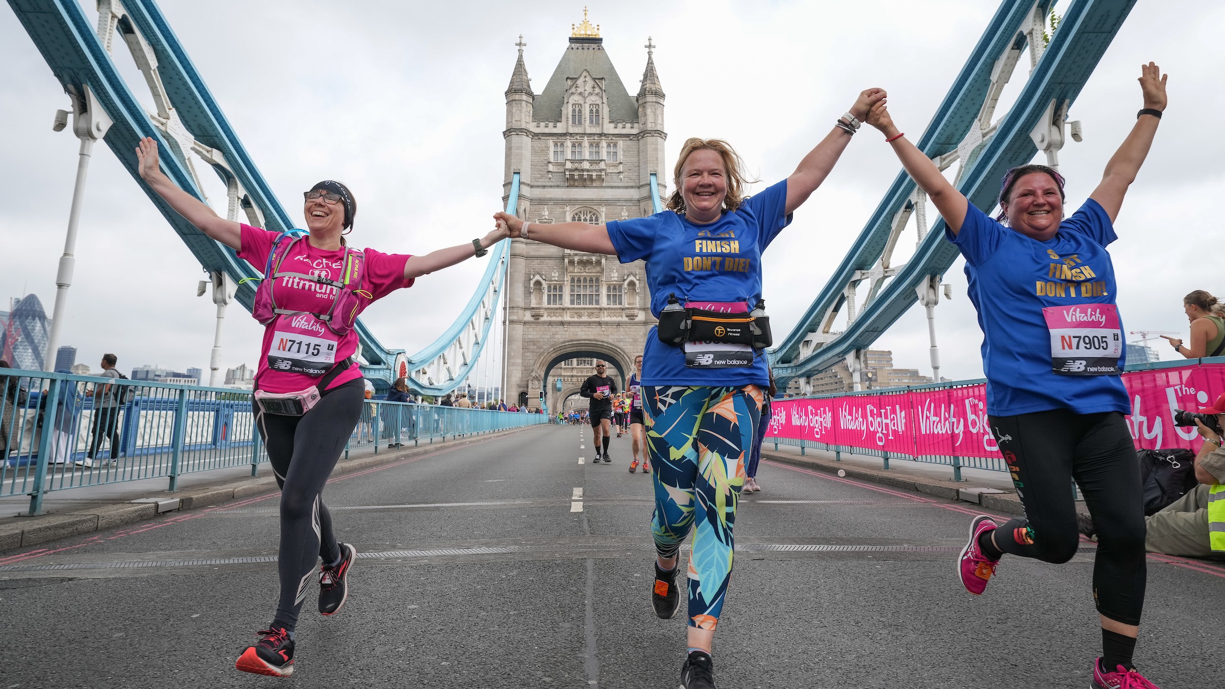 Coureuses célébrant joyeusement leur arrivée sur le Tower Bridge lors du Big Half.