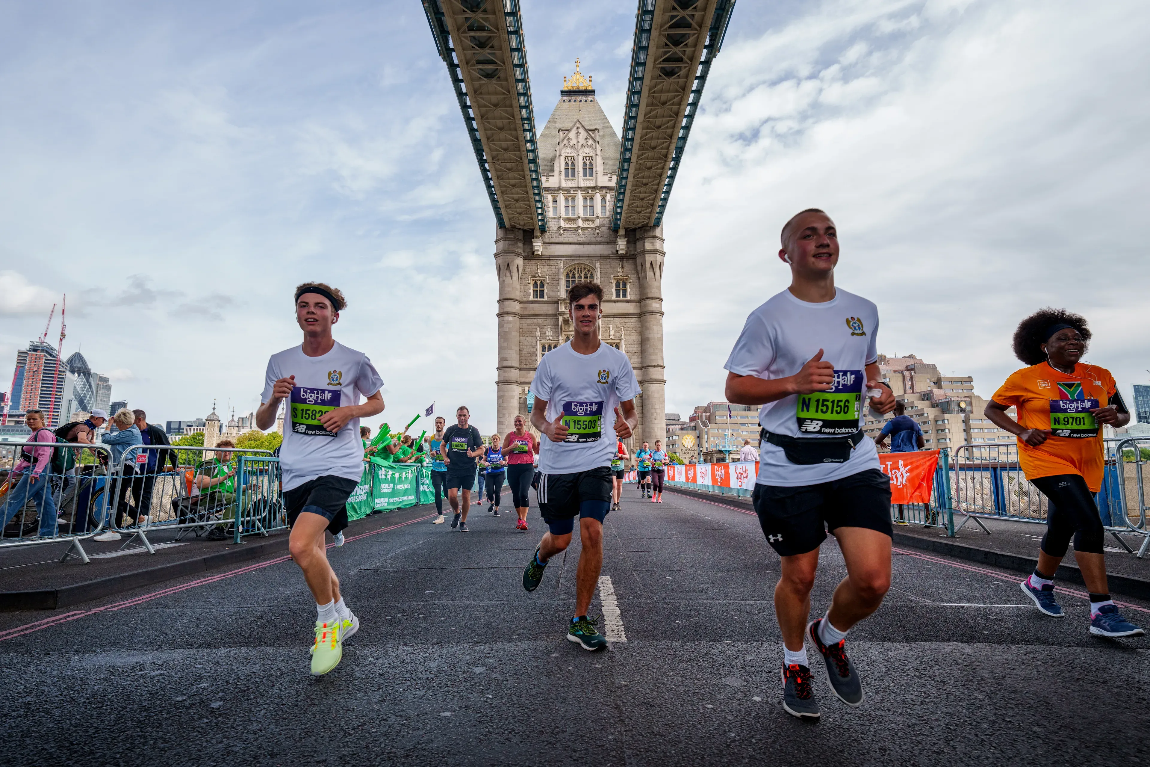 Coureurs franchissant le Tower Bridge lors du Big Half, monument emblématique de Londres en arrière-plan.