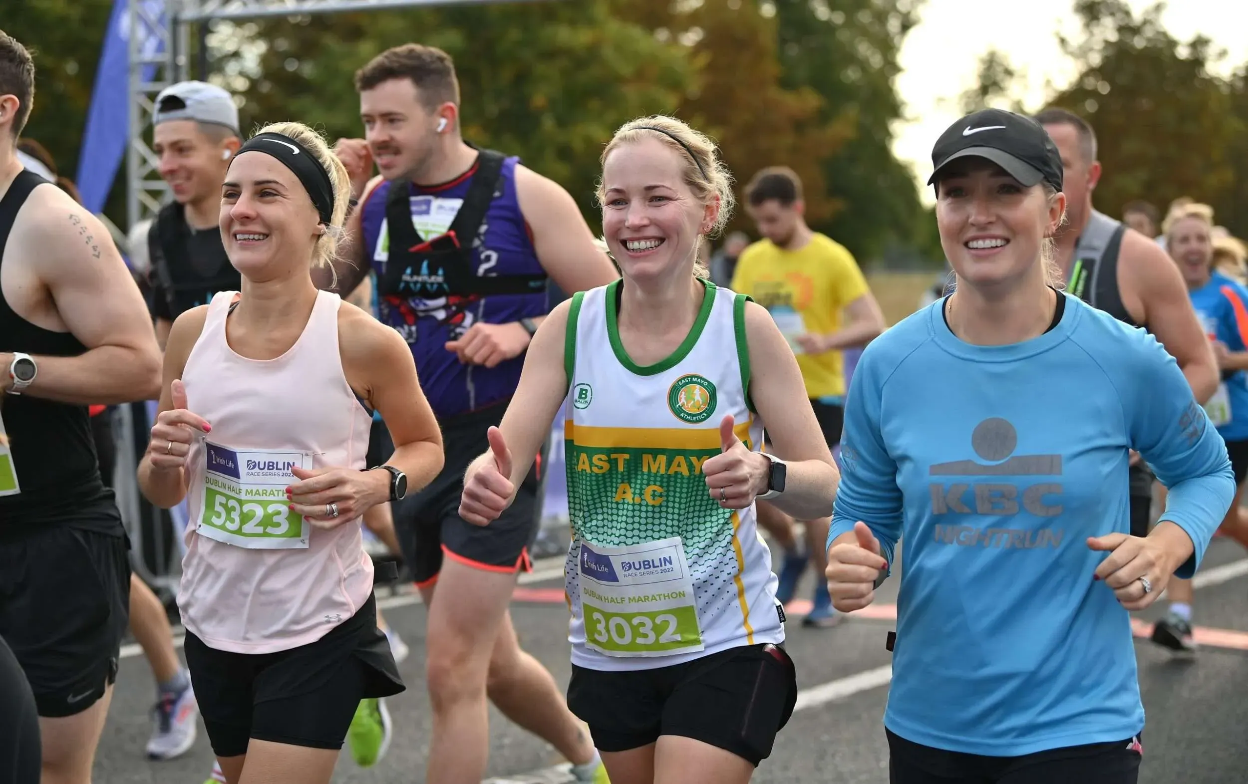 Coureuses souriantes participant au semi-marathon de Dublin, dans une ambiance conviviale avec dossards Irish Life Dublin visibles.