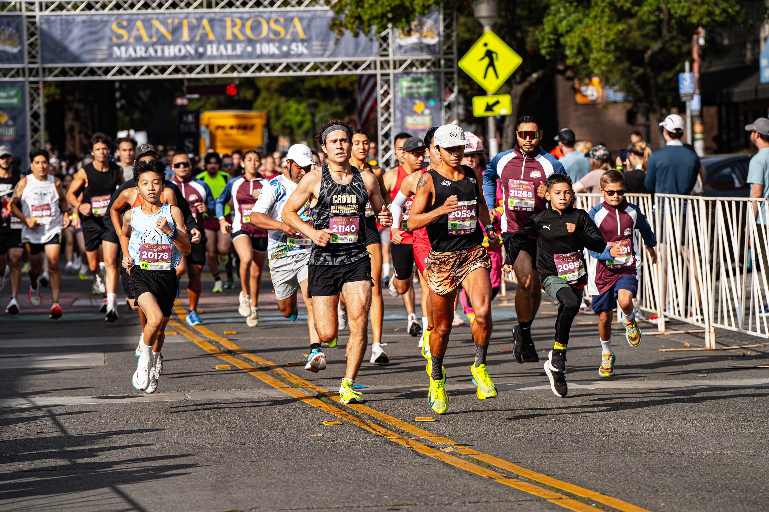 Coureurs en action sur le parcours urbain du Santa Rosa Marathon.